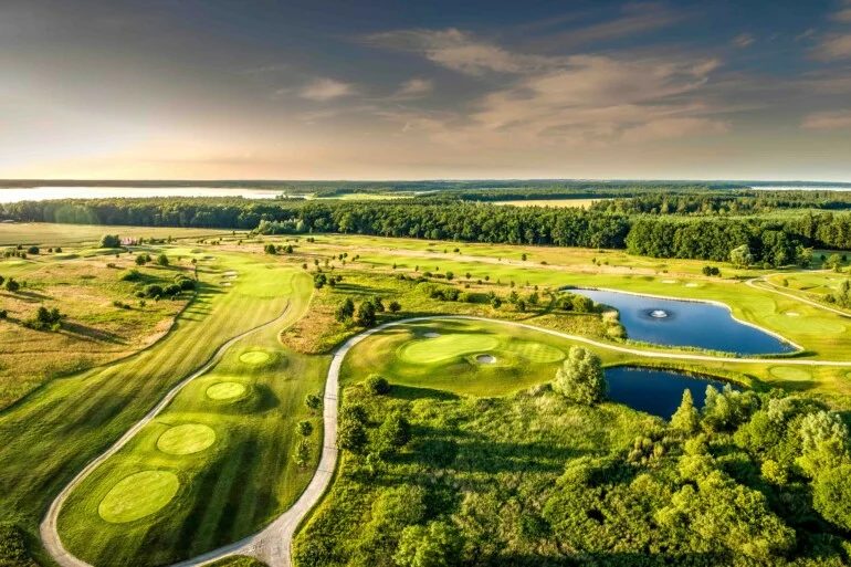 Golfclub Fleesensee aus der Vogelperspektive — Austragungsort des Finales